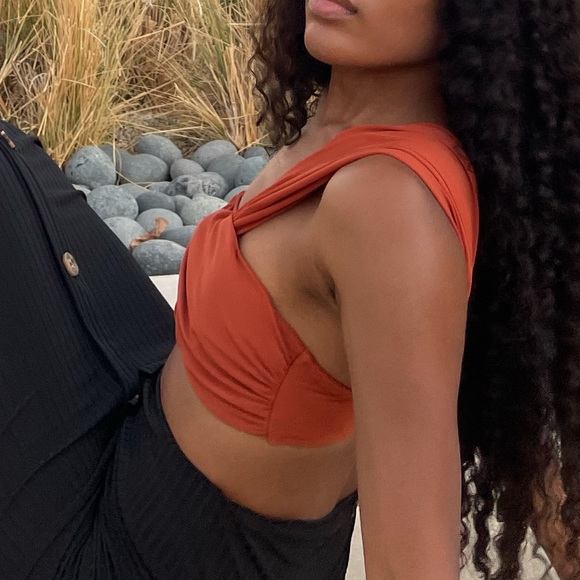 PrettyLittleThing Burgundy Padded One Shoulder Top - Picture 5 of 6